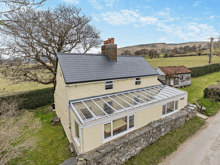 A charming traditional cottage, located in a semi-rural setting on the outskirts of the popular village of Bodfari.  